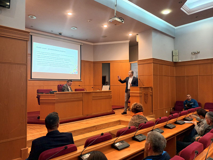 ТРЕБИЊЕ, 3. АПРИЛА /СРНА/ - У Градској управи Требиње данас је организован информативни дан за све незапослене особе на којем су представљене могућности које нуди пројекат "Локално партнерство за запошљавање источна Херцеговина - заједно до радних мјеста".