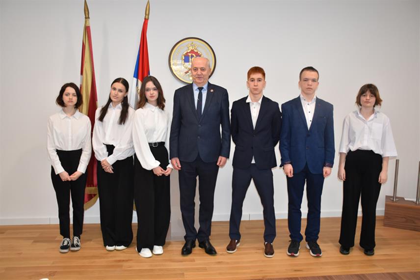 ИСТОЧНО САРАЈЕВО, 3. АПРИЛА /СРНА/ - Ректор Универзитета у Источном Сарајеву Милан Кулић је са сарадницима данас угостио ученике Средње општеобразовне школе из Краснодара који до недјеље бораве у Источном Сарајеву, у оквиру пројекта размјене ученика и сарадње са Средњошколским центром "Источна Илиџа", успостављене након потписивања споразума о братимљењу ова два града.