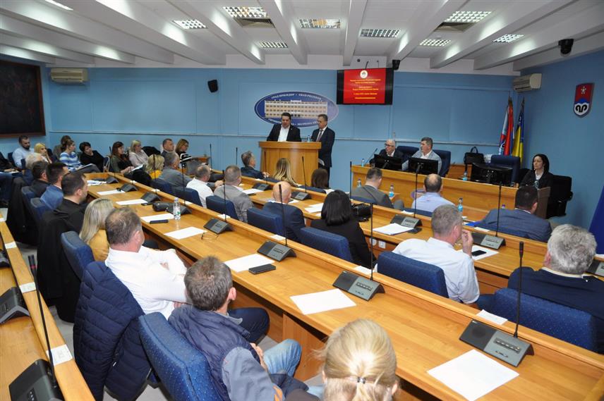 ПРИЈЕДОР, 3. АПРИЛА /СРНА/ - Предсједник Народне скупштине Републике Српске Ненад Стевандић изајавио је данас да се у Нацрту устава Републике Српске не наводе Вијеће народа и потпредсједници из других народа не зато што Срби то хоће да избаце, него зато што хоће да то договоре са Бошњацима и Хрватима.