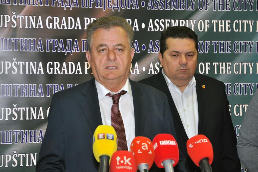 ПРИЈЕДОР, 3. АПРИЛА /СРНА/ - Предсједник Радне групе за израду новог устава Републике Српске Витомир Поповић изјавио је да доношење устава не зависи од страног фактора, већ је унутрашње питање и служи да се обезбиједи суверенитет Српске.