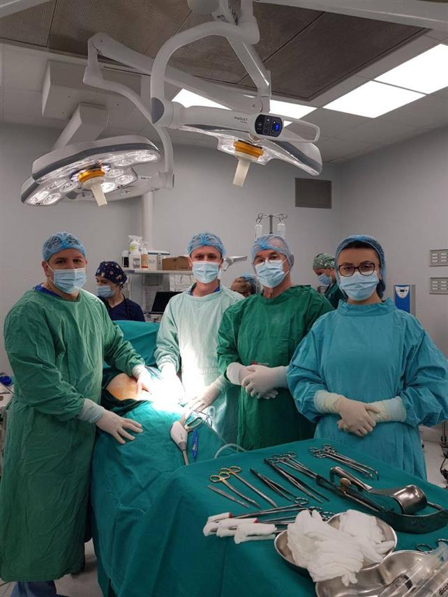 БАЊАЛУКА, 3. АПРИЛА /СРНА/ - Хируршки тим Клинике за општу и абдоминалну хирургију Универзитетског клиничког центра /УКЦ/ Републике Српске извео је комплексан оперативни захват одстрањења гигантске цисте слезине.