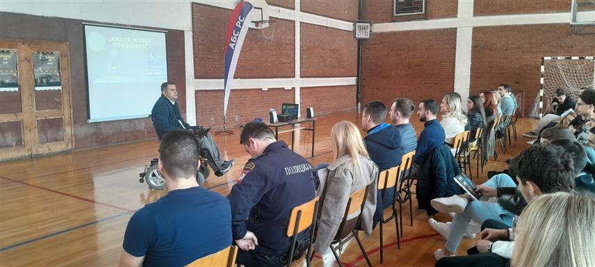 БАЊАЛУКА, 3. АПРИЛА /СРНА/ - Предавања на тему "Кад се живот преокрене" у бањалучкој Електротехничкој школи "Никола Тесла", а чиме је званично почела кампања "Лако је појас везати".