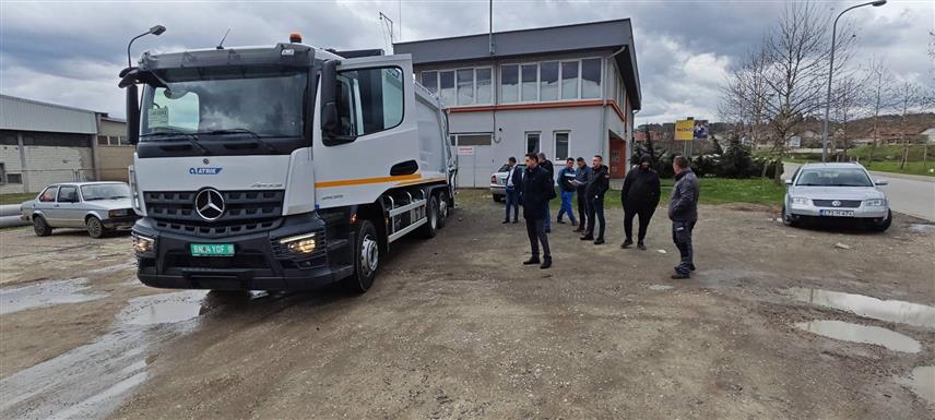 ЧЕЛИНАЦ, 3. АПРИЛА /СРНА/ - Комунално предузеће "Чистоћа и зеленило" у Челинцу набавило је нови камион за скупљање и транспорт отпада захваљујући партнерском пројекту општине и Фонда за заштиту животне средине и енергетске ефикасности Републике Српске.