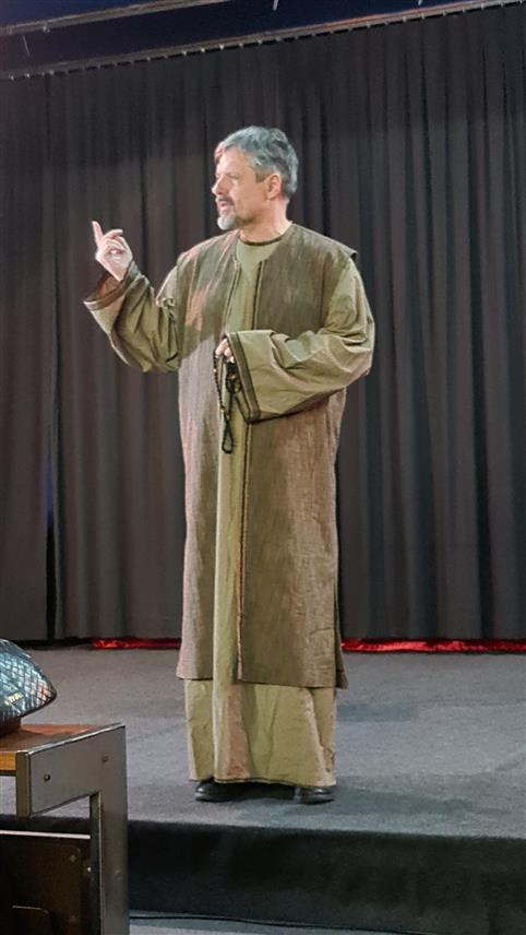 ДОБОЈ, 3. АПРИЛА /СРНА/ - У Добоју је вечерас одиграна монодрама "Речи о свечовеку" у извођењу београдског глумца Небојше Дугалића, која је рађена по истоименој књизи владике Николаја Велимировића.