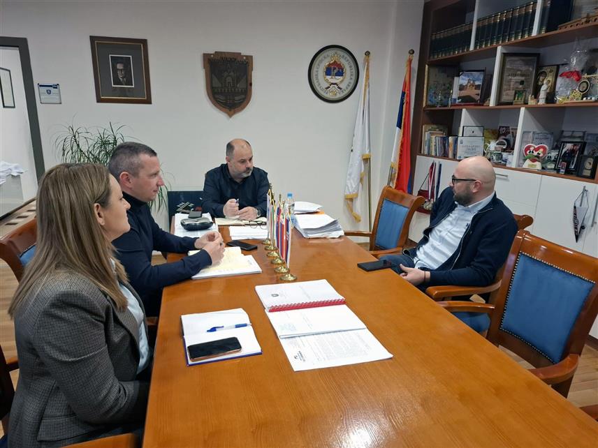 ВИШЕГРАД, 3. АПРИЛА /СРНА/ - Начелник општине Вишеград Младен Ђуревић данас је примио директора предузећа "МЦ Аутометал“ Милана Ђукановића, које је добило престижно признање за најуспјешније мало производно-привредно друштво у Републици Српској.
