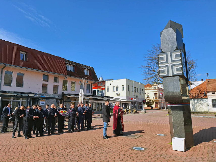 ШАМАЦ, 4. АПРИЛА /СРНА/ - У Шамцу је данас, поводом обиљежавања Дана полиције Републике Српске, служен парастос код централног споменика на тргу за 440 припадника Друге посавске бригаде, од којих су 362 била са шамачког подручја.