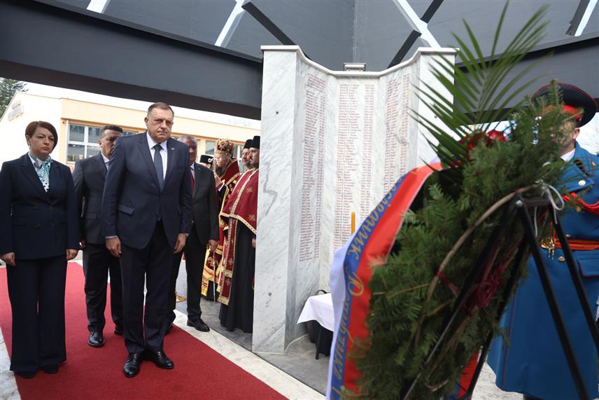 БАЊАЛУКА, 4. АПРИЛА /СРНА/ - Код Централног спомен-обиљежја у Бањалуци данас је, поводом Дана полиције, служен парастос за 782 погинула припадника МУП-а, а вијенце су положили предсједник Републике Српске Милорад Додик, предсједник Народне скупштине Српске Ненад Стевандић, премијер Радован Вишковић, изасланик срског члана Предсједништва БиХ, министар унутрашњих послова Републике Синиша Каран, директор Полиције Српске Синиша Кострешевић. /Фото - Борислав Здриња/