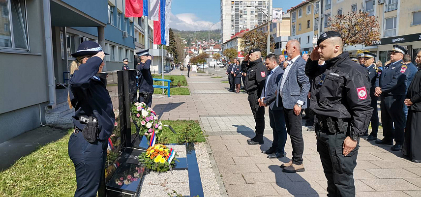 ДОБОЈ, 4. АПРИЛА /СРНА/ - Припадници Полицијске управе Добој одали су данас почаст за 127 припадника ове управе погинулих у Одбрамбено-отаџбинском рату, поводом 4. априла - Дана Полиције Републике Српске.