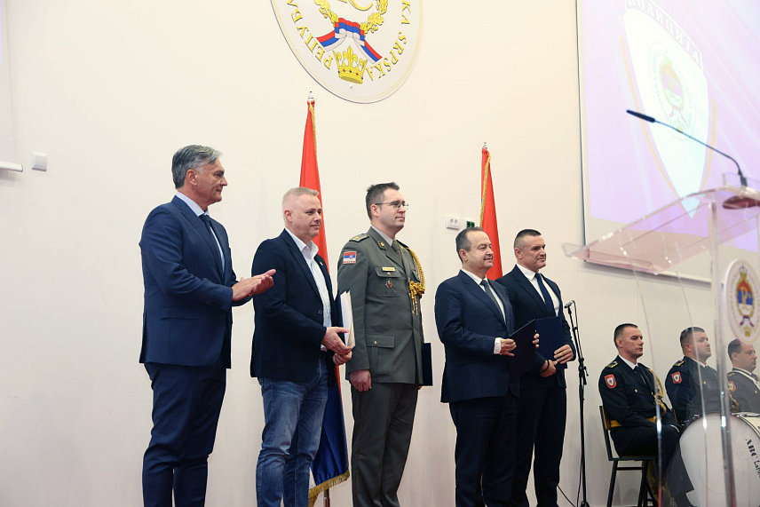 БАЊАЛУКА, 4. АПРИЛА /СРНА/ - Министар унутрашњих послова Републике Српске Синиша Каран уручио је на свечаној академији у Бањалуци, поводом Дана полиције Републике Српске - 4. априла, плакету министру унутрашњих послова Србије Ивици Дачићу./ ФОТО: Борислав Здриња/