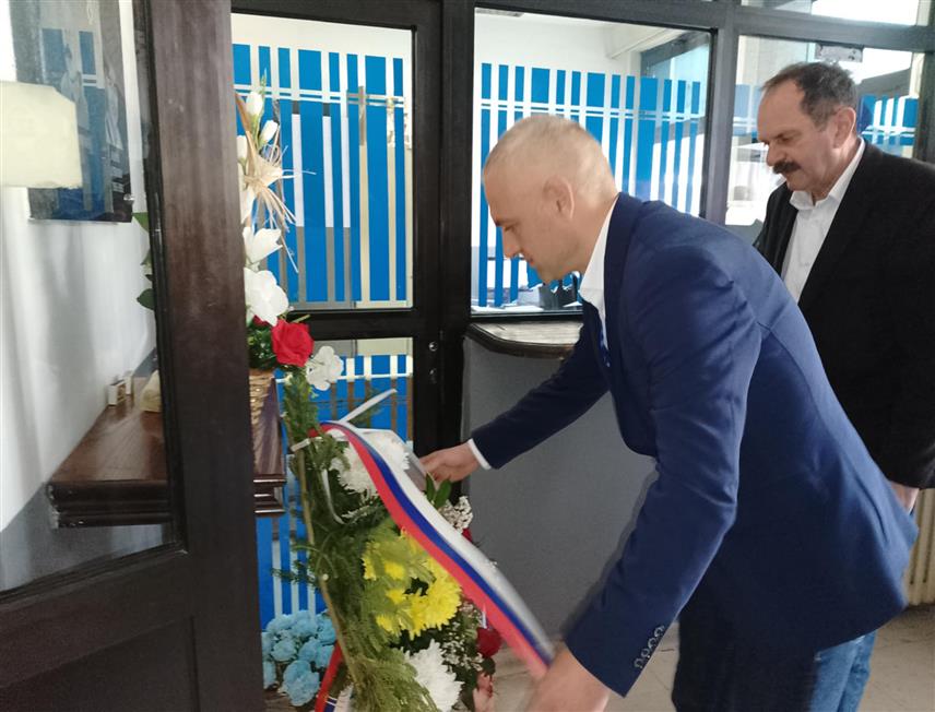 НОВИ ГРАД, 4. АПРИЛА /СРНА/ - У Новом Граду данас је, поводом обиљежавања Дана полиције Републике Српске, положено цвијеће и прислужене свијеће код спомен-плоче за двојицу полицијских службеника погинулих у протеклом рату.