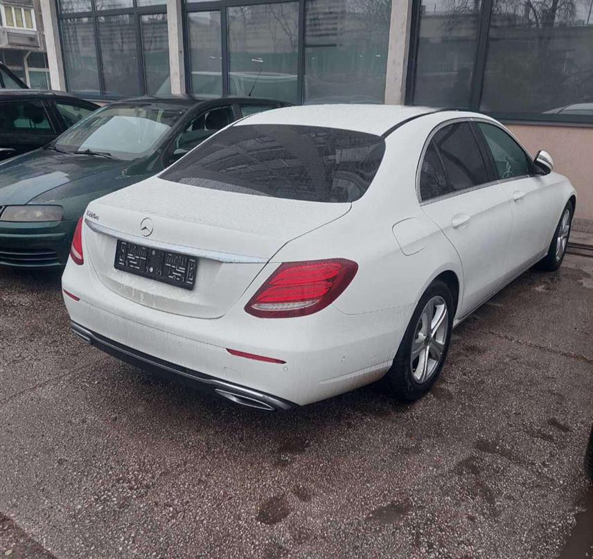 ПРИЈЕДОР, 4. АПРИЛА /СРНА/ - Мушкарац из Какња чији су иницијали Х.Х. осумњичен је да је од лица из Градишке украо "мерцедес" и личне ствари, причинивши око 50.000 КМ материјалне штете.