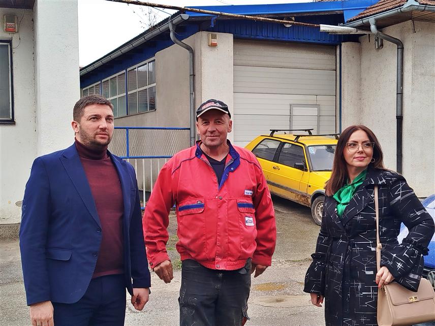 РОГАTИЦА, 4. АПРИЛА /СРНА/ - Начелник општине Рогатица Нинослав Прелић током посјете изградњи прве фазе градске пијаце у Рогатици.