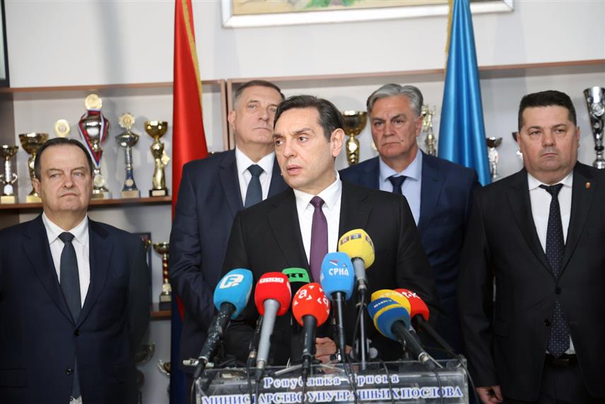 БАЊАЛУКА, 4. АПРИЛА /СРНА/ - Потпредсједник Владе Србије у техничком мандату Александар Вулин изјавио је да су мир и стабилност у БиХ угрожени политиком бошњачког руководства и представника међународне заједнице који желе нестанак Републике Српске, те поручио да Србија неће мирно посматрати гажење Српске./ ФОТО: Борислав Здриња/