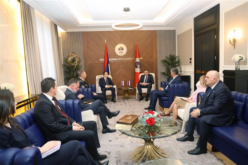БАЊАЛУКА, 4. АПРИЛА /СРНА/ - Предсједник Републике Српске Милорад Додик састао се у Бањалуци са министром унутрашњих послова Србије у техничком мандату Ивицом Дачићем. /ФОТО: Борислав Здриња/