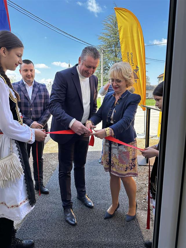 ШАМАЦ,4.АПРИЛА /СРНА/ Замјеник директора Пошта РС Сњежана Мартић и предсједник Скупштине општине Шамац Симо Варадиновић данас су у Обудовцу код Шамца свечано отворили реновиран објекат поште.