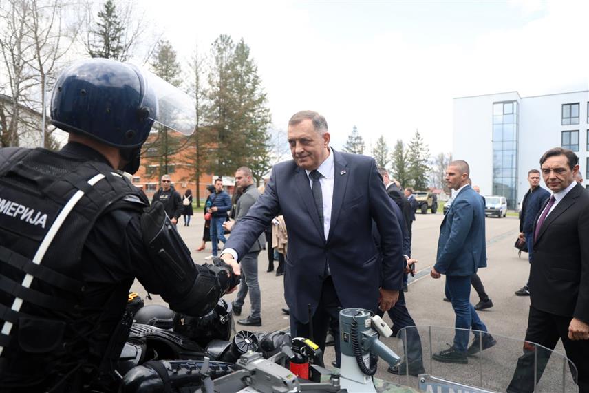 БАЊАЛУКА, 4. АПРИЛА /СРНА/ - У оквиру обиљежавања Дана полиције Републике Српске - 4. априла у Бањалуци је изведен техничко-тактичко-показни збор на којем су званице имале прилику да се упознају са оружјем које користе припадници Министарства унутрашњих послова /МУП/ и његове специјалне јединице, као и возним парком и недавно набављеним хеликоптером МУП-а. / ФОТО: Борислав Здриња/