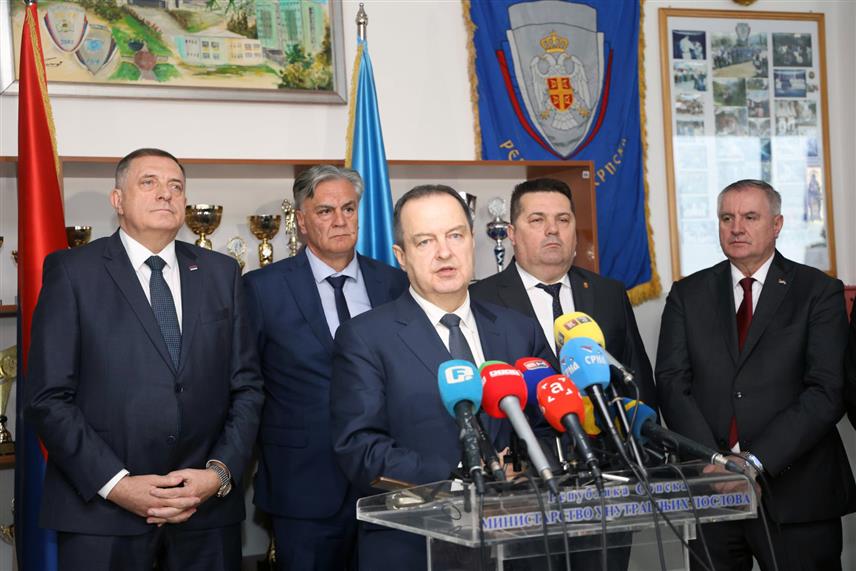 БАЊАЛУКА, 4. АПРИЛА /СРНА/ - Министар унутрашњих послова Србије у техничком мандату Ивица Дачић рекао је да је Србија чврство посвећена очувању Дејтонског споразума, чији је гарант, те истакао да су напади на Републику Српску и њеног предсједника Милорада Додика посљедица кршења тог споразума./ФОТО: Борислав Здриња/