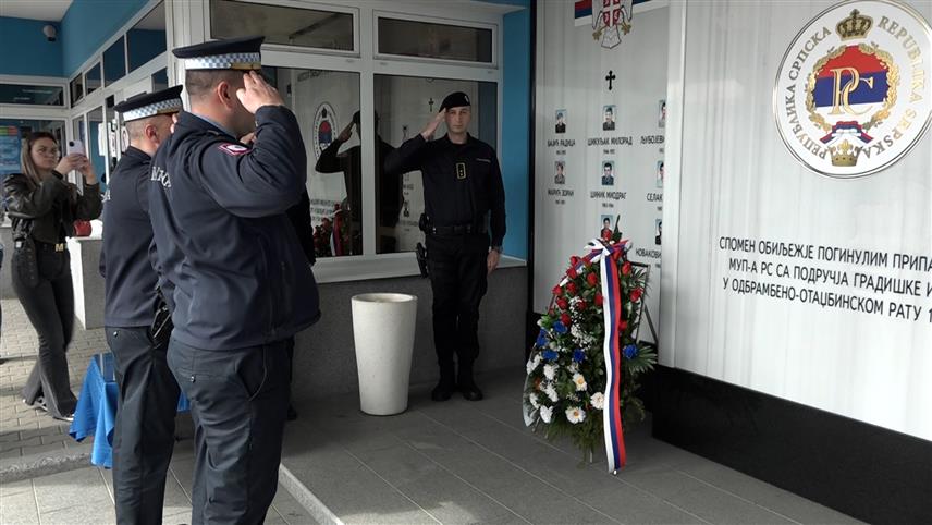 ГРАДИШКА, 4. АПРИЛА /СРНА/ - Испред градишке Полицијске управе данас је, поводом Дана полиције Републике Српске - 4. априла, служен парастос и положени вијенци код спомен-обиљежја 15 за припадника МУП-а са подручју Градишке и Српца који су своје животе дали за одбрану Српске.