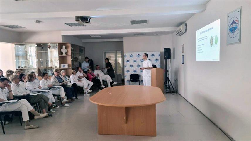 БИЈЕЉИНА, 4. АПРИЛА /СРНА/ - Дом здравља Бијељина организовао је данас предавање о вакцинацији против хуманог папилома вируса /ХПВ/ са којег је упућен апел родитељима дјеце узраста од девет до 18 година да заштите њихово здравље овом вакцином, која је ефикасна и безбједна.