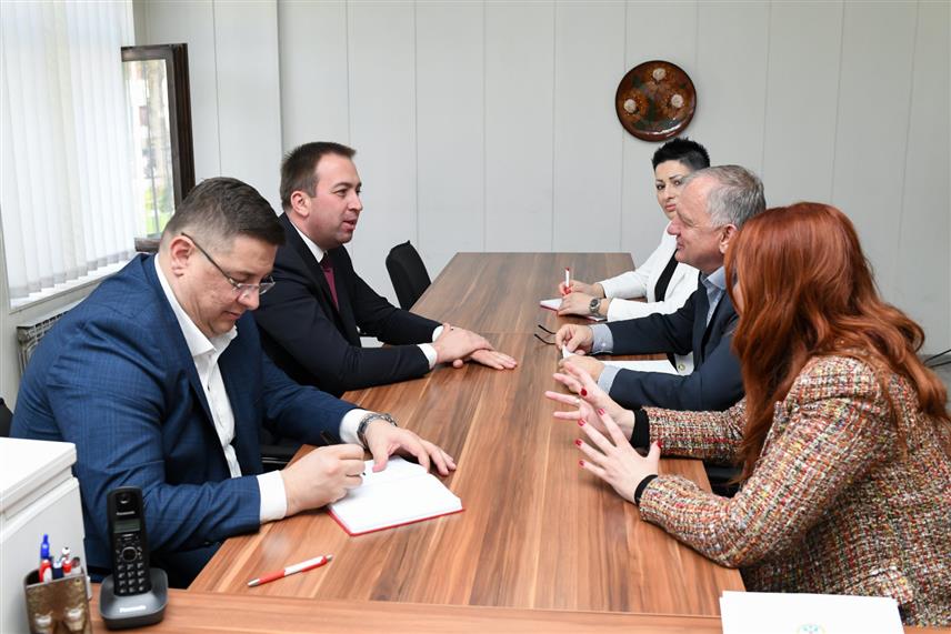 ТЕСЛИЋ, 4. АПРИЛА /СРНА/ - Предсједник Социјалистичке партије Српске /СПС/ Горан Селак разговарао је данас у Теслићу са предсједником Скупштине општине Теслић Драгутином Шкребићем о плановима за даљи развој ове локалне заједнице.