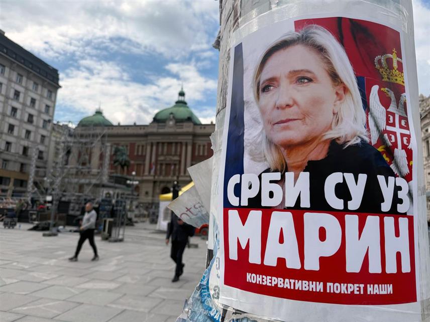 БЕОГРАД, 4. АПРИЛА /СРНА/ - Покрет "Наши" облијепио је данас центар Београда плакатима подршке француској политичарки Марин ле Пен, која је у својој земљи осуђена на затворску казну и забрану обављања политичких функција.