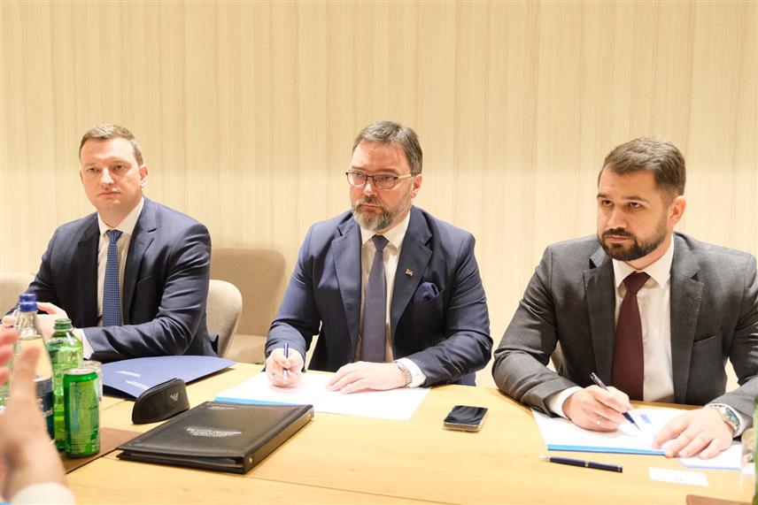 БАКУ, 4. АПРИЛА /СРНА/ - Министар спољне трговине и економских односа у Савјету министара Сташа Кошарац на данашњем састанку у Бакуу са директором ЕБРД-а за енергетику Грегором Зелинским.