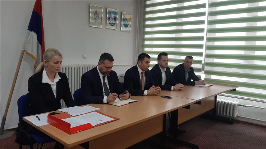 ФОЧА, 4. АПРИЛА /СРНА/ - Сузбијање пословања у сивој зони, пријављивање туриста и испуњавање свих законских обавеза рафтинг кампова, те поправка изузетно лоших путева који воде до туристичких дестинација, најважнија су питања о којима је данас било ријечи у Фочи на састанку министра трговине и туризма Дениса Шулића са туристичким радницима.