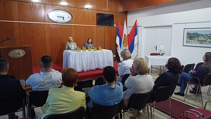 ДЕРВЕНТА, 4. АПРИЛА /СРНА/- Роман Тање Ступар Трифуновић "Дуж оштрог ножа лети птица" представљен је вечерас у Центру за културу у Дервенти.