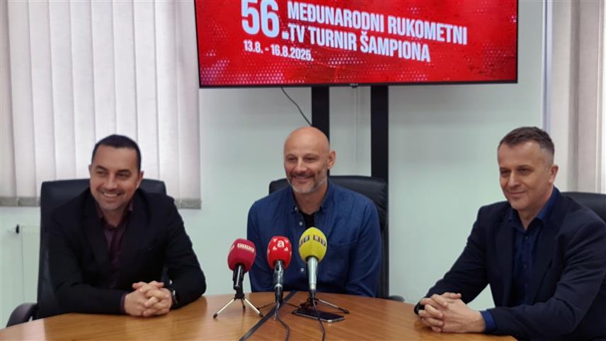 ДОБОЈ, 4. АПРИЛА /СРНА/ - Предсједник Извршног одбора турнира Данијел Шарић и градоначелник Добоја Борис Јеринић на конференцији за новинаре поводом Међународног рукометног TВ турнира шампиона "Добој 2025" који ће бити одржан од 13. до 16 августа.