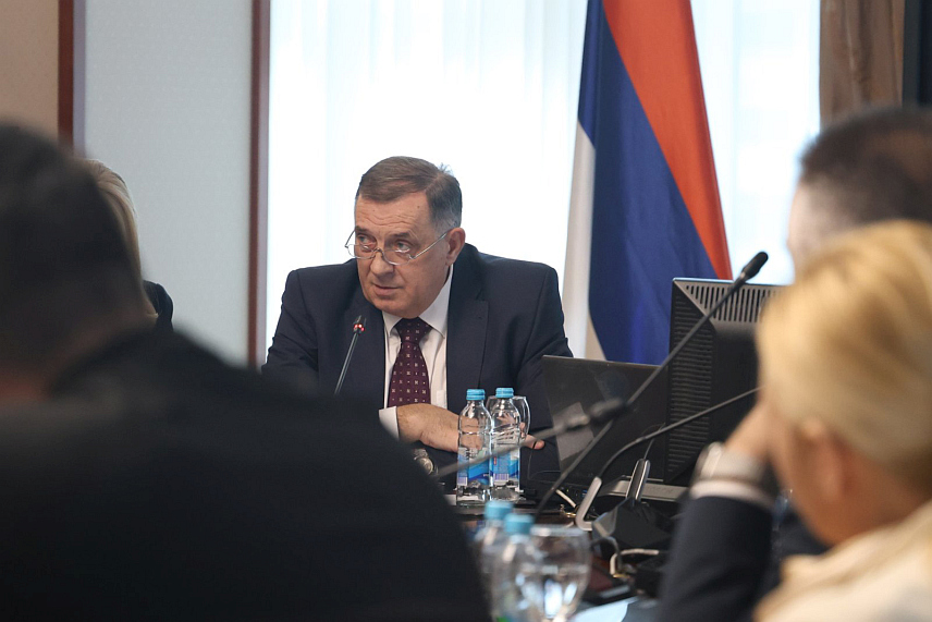 БАЊАЛУКА, 5. АПРИЛА /СРНА/ - Предсједник Републике Српске Милорад Додик рекао је данас на тематској сједници Владе да је Српска стабилна, није безједносно угрожена, заснива свој живот на реалним параметрима и одржива је у готово немогућем политичком окружењу које се зове БиХ и условима дјеловања међународних фактора./Борислав Здриња/