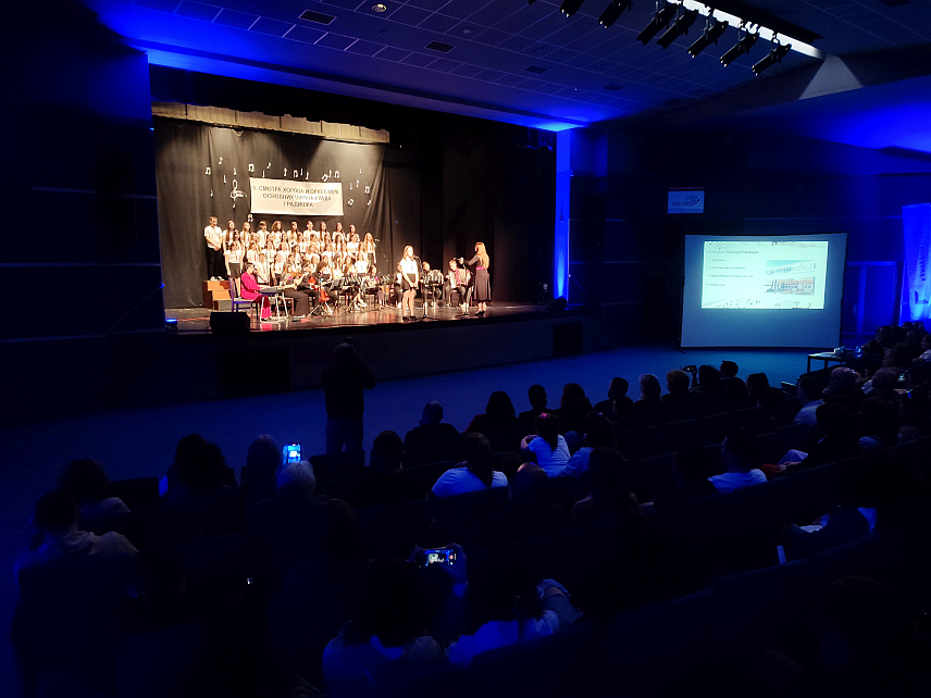 ГРАДИШКА, 5. АПРИЛА /СРНА/ - На Првој смотри хорова и оркестара основних школа са подручја Градишке, која је данас одржана у Културном центру, наступило је око 250 ученика из шест школа.