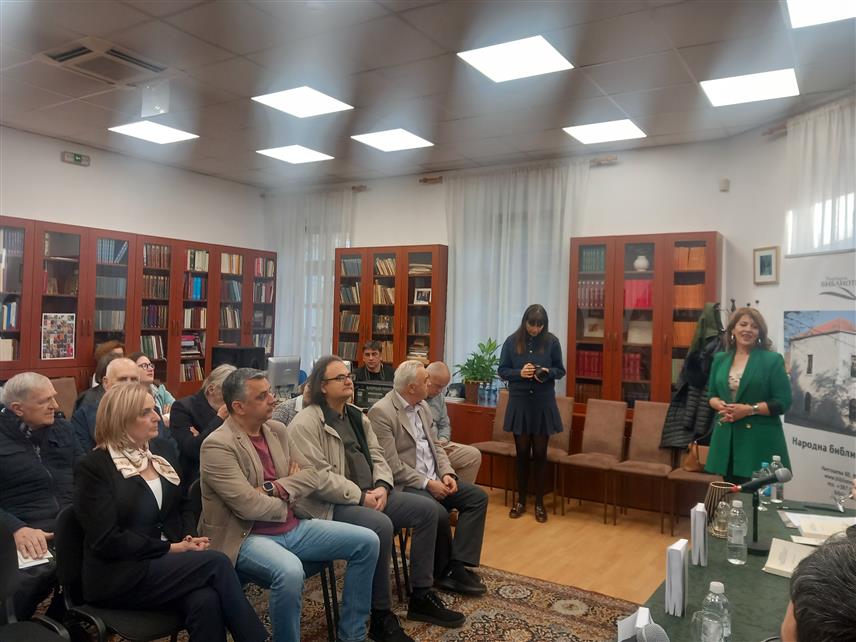 ТРЕБИЊЕ, 5. АПРИЛА /СРНА/ - У Народној библиотеци у Tребињу вечерас је у оквиру манифестације "Дучићев дан" промовисан 16. Зборник научних радова "Поезија и поетичка мисао Новице Tадића", едиција која садржи 14 научних радова истакнутих научника.