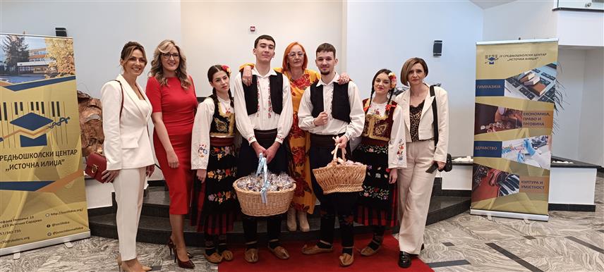 ИСТОЧНО САРАЈЕВО, 5. АПРИЛА /СРНА/ - Шест ученика и два професора из Средње општеобразовне школе из руског града Краснодара присуствовали су свечаној академији поводом братства и пријатељства ове школе са Средњошколским центром "Источна Илиџа" у Источном Сарајеву.