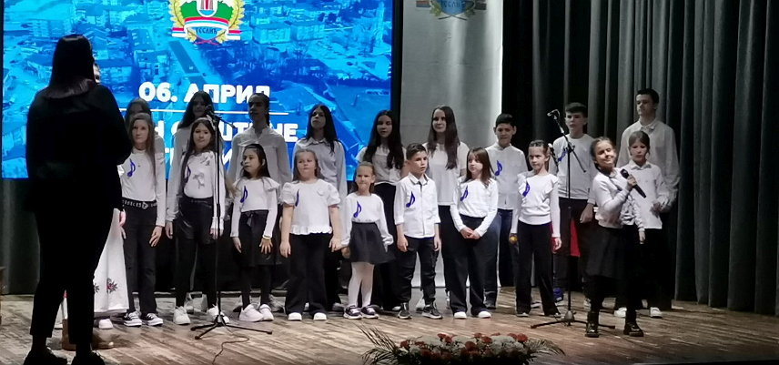 ТЕСЛИЋ, 5. АПРИЛА /СРНА/ - У Теслићу је вечерас одржана свечана академија поводом Дана општине на којој су представљене активности реализоване током прошле године и уручене награде по расписаном конкурсу за најбољи литерарни и ликовни рад.