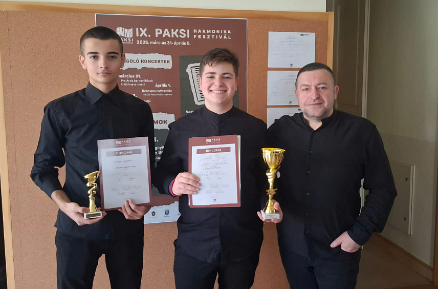 БИЈЕЉИНА, 5. АПРИЛА /СРНА/ - Млади виртуоз на на хармоници Ђорђе Перић освојио је престижну награду Гранд при на Деветом међународном фестивалу "Пакси хармоника" у мађарском граду Пакшу.