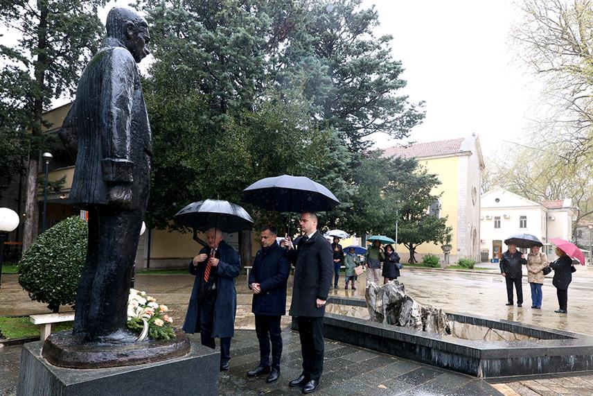 TРЕБИЊЕ, 6.АПРИЛА /СРНА/ - Предсједник Скупштине Града Требиња Здравко Бутулија, замјеник градоначелника Дражен Бошковић и професор Јован Делић положили су данас цвијеће на споменике пјеснику Јовану Дучићу и Петру Другом Петровићу Његошу у оквиру манифестације "Дучићев дан", која се традиционално одржава у Требињу у част великог српског пјесника.