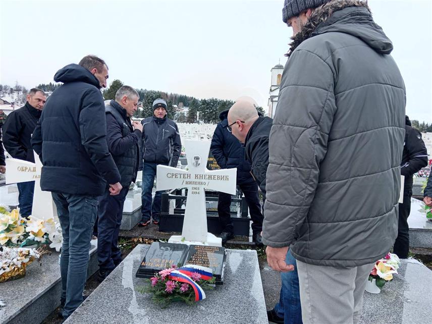 ПАЛЕ/СОКОЛАЦ, 6. АПРИЛА /СРНА/ - Полагањем вијенаца на породичном гробљу Поткрајеви у Мокром и на гробљу Нови Зејтинлик на Сокоцу, ветерани Војне полиције Сарајевско-романијског корпуса обиљежили су данас 31 годину од погибије команданта Четвртог батаљона Војне полиције овог корпуса Недељка Лиздека и војника Сретена Kнежевића, који су погинули 7. априла 1994. године на подручју Рогоја /Босанска међа/.