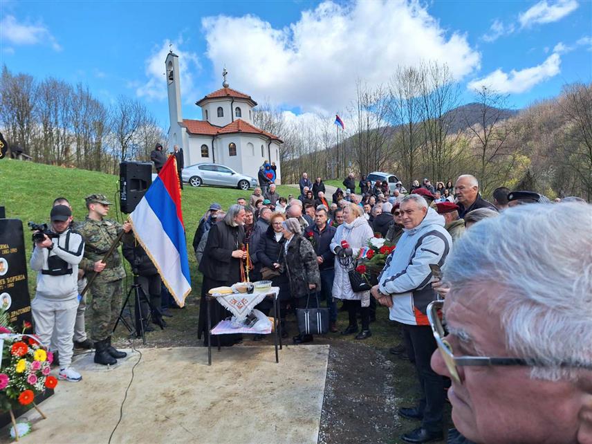 БИЈЕЉИНА, 6. АПРИЛА /СРНА/ - Херојима одбране Мајевице у Одбрамбено-отаџбинском рату данас су освештани споменици и обиљежено је 30 година од деблокаде релеја Столице на овој планини.