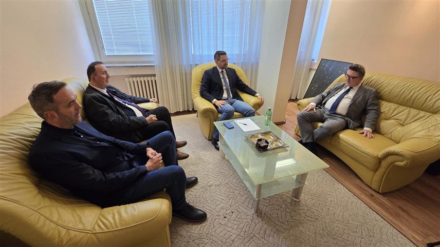 ШТУТГАРТ, 6. АПРИЛА /СРНА/ - Министар за европске интеграције и међународну сарадњу Републике Српске Златан Клокић изјавио је на данашњем састанку представника дијаспоре одржаном у Штутгарту да институције Српске раде на креирању конкретних мјера подршке дијаспори, те позвао све заинтересоване да се активно укључе у предстојеће пројекте.