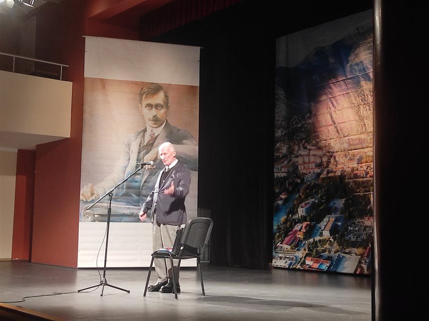 TРЕБИЊЕ, 6. АПРИЛА /СРНА/ - "Вече Матије Бећковића" одржано је вечерас у Tребињу, чиме је завршен централни садржај културне манифестације "Дучићев дан".