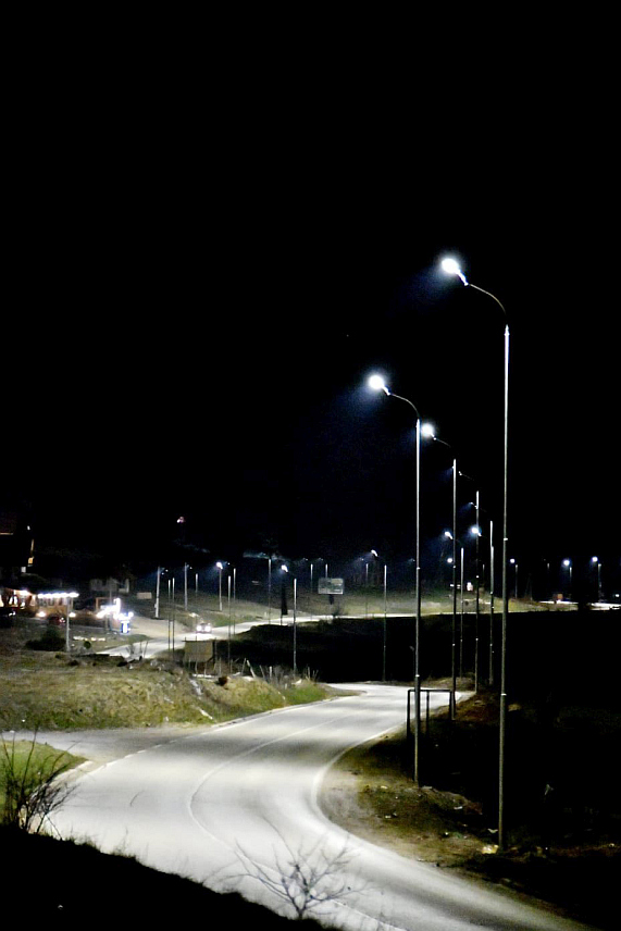 СОКОЛАЦ, 6. АПРИЛА /СРНА/ - На подручју Равне Романије у функцију је пуштена јавна расвјета уз главну саобраћајницу, а 200.000 КМ за реализацију овог пројекта обезбиједио је град Источно Сарајево.