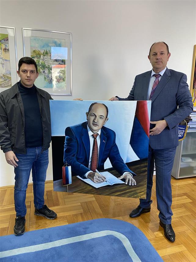 ТРЕБИЊЕ, 7. АПРИЛА /СРНА/ - Генерални директор "Електропривреде Републике Српске" Лука Петровић добио је на дар умјетнички портрет од Дарка Петровића, дипломца Ликовне академије у Tребињу.