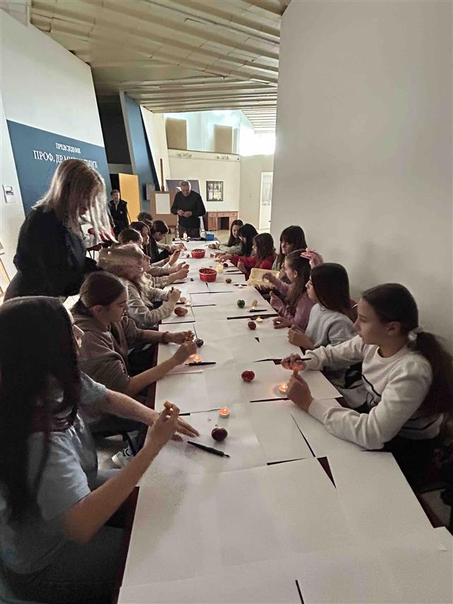 БАЊАЛУКА, 7. АПРИЛА /СРНА/ - Музеј Републике Српске организовао је пред Васкрс едукативно-креативне радионице шарања васкршњих јаја за ученике бањалучких основних школа.