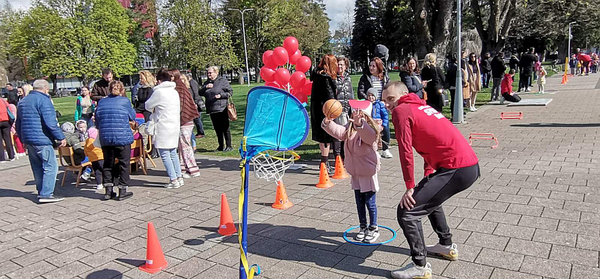 ДОБОЈ, 7. АПРИЛА /СРНА/ - У градском парку у Добоју је данас, поводом Свјетског дана здравља, организован низ спортских активности и радионица за најмлађе с циљем промоције физичке активности, здравих животних навика и превентивних прегледа.