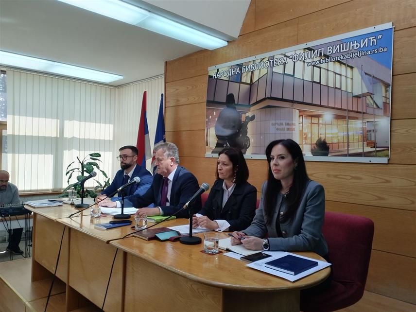 БИЈЕЉИНА, 7. АПРИЛА /СРНА/ - Јавна расправа о Нацрту устава Републике Српске одржана је у препуној сали Народне библиотеке "Филип Вишњић" у Бијељини.