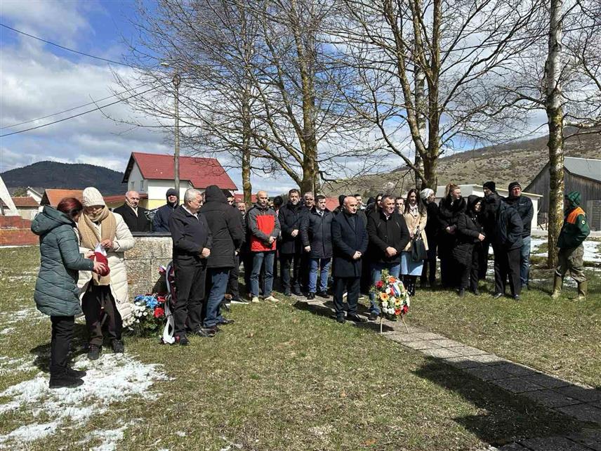 КУПРЕС, 7. АПРИЛА /СРНА/ - Министар енергетике и рударства Републике Српске Петар Ђокић присуствовао је у општини Купрес у Српској литургији у Храму Пресвете Тројице у Новом Селу, а затим и парастосу и полагању вијенаца на споменик 208 погинулих борацаа и цивила овог краја у Одбрамбено-отаџбинском рату.