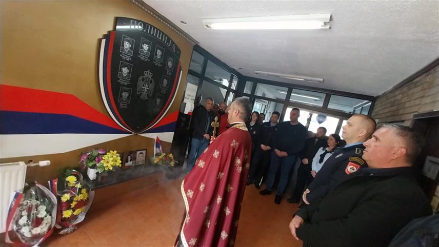 КОТОР ВАРОШ, 7. АПРИЛА /СРНА/ - Припадници Полицијске станице Котор Варош су поводом Дана полиције - 4. априла и 33 године постојања Министарства унутрашњих послова /МУП/ Републике Српске одали помен погинулим припадницима Станице јавне безбједности /СЈБ/ ове локалне заједнице.
