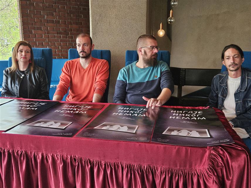 ПРИЈЕДОР, 7. АПРИЛА /СРНА/ - Директор Позоришта Приједор Срђан Књегињић, редитељ Зоран Ракочевић, глумица Сабина Халиловић и глумац Марко Вукосав на конференцији за новинаре у Приједору.