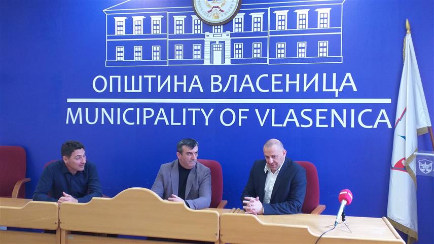 ВЛАСЕНИЦА, 7. АПРИЛА /СРНА/ - Спортски директор Међународне бициклистичке трке "Београд-Бањалука" Саша Гајичић, начелник Власенице Мирослав Краљевић и директор трке "Београд-Бањалука" Владимир Куваља на конференцији за новинаре у Власеници.