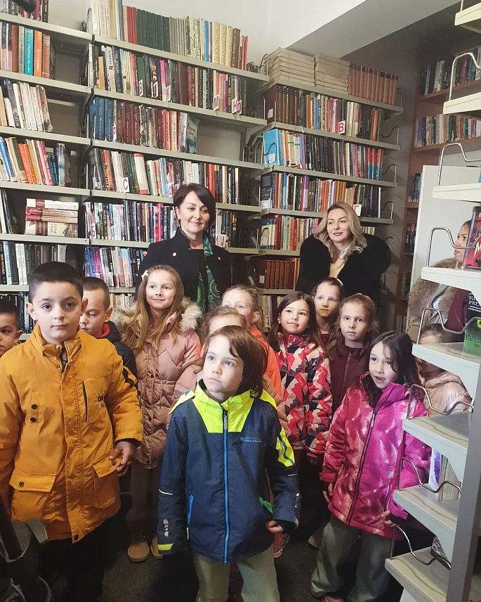 ПАЛЕ, 7. АПРИЛА /СРНА/ - У Народној библиотеци на Палама данас је потписан уговор о сарадњи са паљанским вртићима на основу којег је 150 предшколаца добило чланске карте.